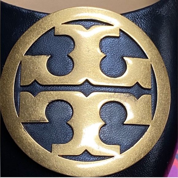 EUC Tory Burch Chelsea black leather heels with gold logo buckle, size 6 - Picture 4 of 9